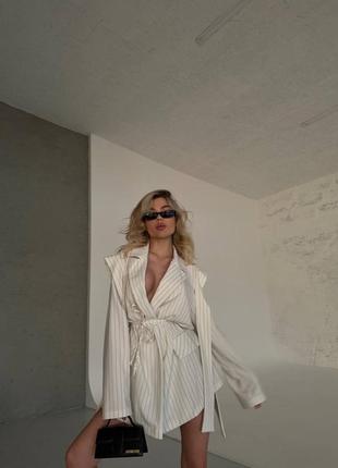 Трендова стильна сукня-піджак в смужку з поясом