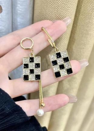 Серьги бижутерия черно-белые шахматки