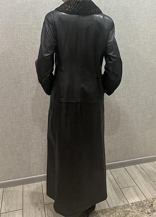 Черный кожаный плащ