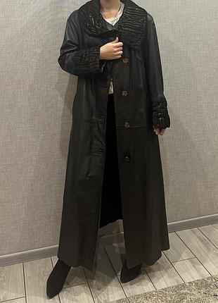 Черный кожаный плащ