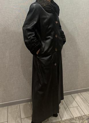 Черный кожаный плащ