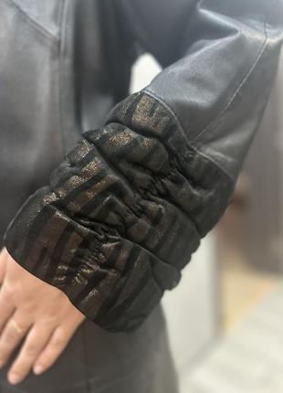 Черный кожаный плащ