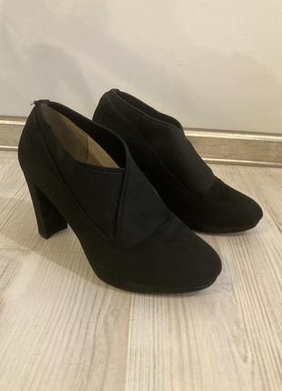 Удобные туфли на каблуке от clarks!
