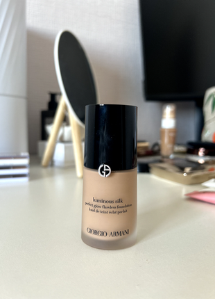 Тональная основа armani luminous silk 5,5