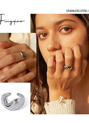 Массивное кольцо в виде волны серебряного цвета