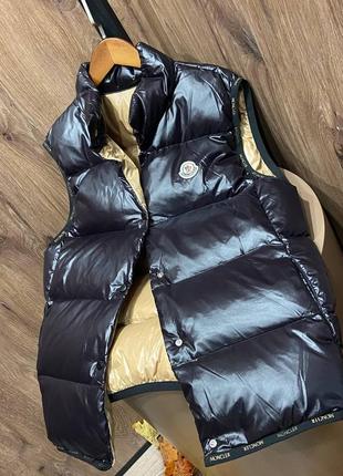 Жилетка в стиле moncler черная на пуху утиному зиму3 фото
