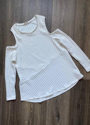 Белый нарядный джемпер рубчик с серебристым напылением открытые плечи