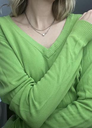Зеленая женская кофта с резинкой внизу и длинными рукавами. v вырез.