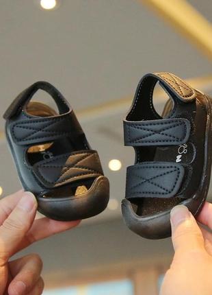 Стильні босоніжки  з захисним носком