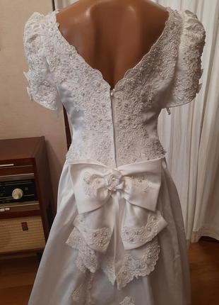 Белое атласное винтажное пышное свадебное платье5 фото