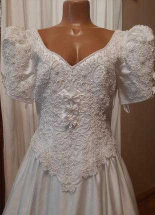 Белое атласное винтажное пышное свадебное платье3 фото