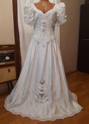 Белое атласное винтажное пышное свадебное платье7 фото