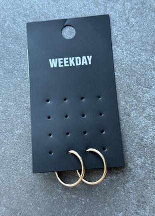 Сережки weekday