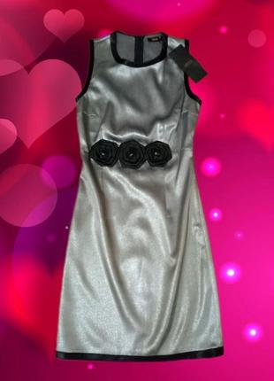 Нарядное коктельное платье очень маленького размера.