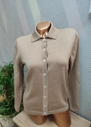 Красивый шерстяной джемпер с воротником и на пуговичках цвет camel