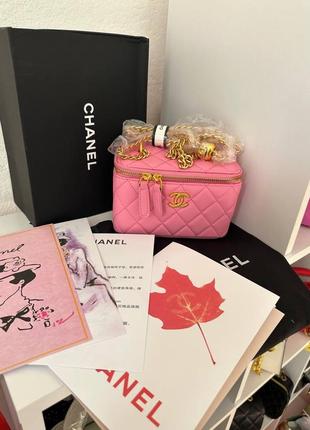 Розовая сумка в стиле chanel