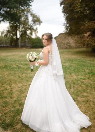 Весільна сукня кольру айворі