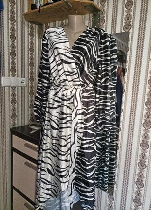 Платье атласное тигровом принте размер 54-56