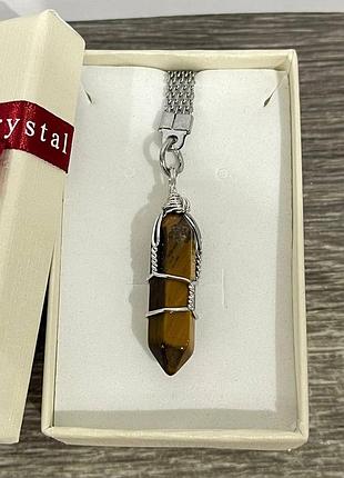 Кулон с натуральным камнем тигровый глаз в форме шестигранника в проволочной оплетке на брелке в коробочке