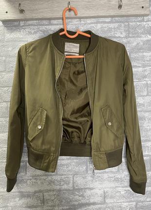 Жіночий бомбер хакі bershka