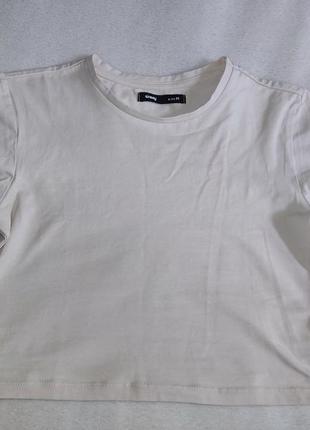 Хлопковая женская укороченная футболка / топ бежевого цвета sinsay