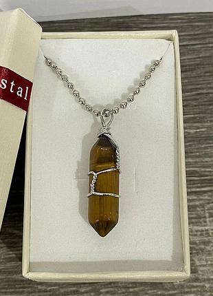 Кулон с натуральным камнем тигровый глаз в форме шестигранника в проволочной оплетке на цепочке в коробочке