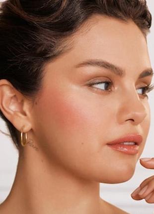 Шелковый жидкий хайлайтер rare beauty оттенок outshine