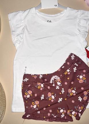 Костюм для девочки: шорты в цветочный принт + футболка из органического коттона белого цвета, на рук
