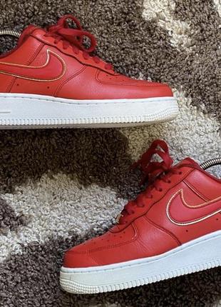 Стильные красные кроссовки nike air force 1