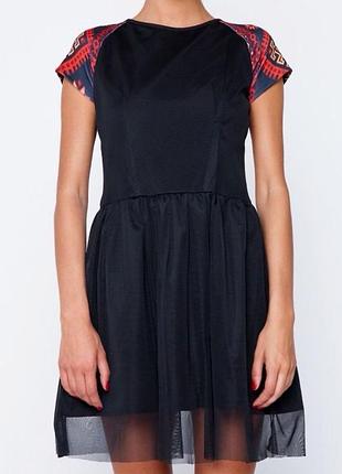 Черное платье с этническим орнаментом и декором сеточка
