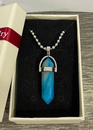 Кулон с натуральным камнем яркий голубой агат в форме кристалла шестигранника на цепочке в подарочной коробке