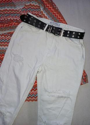 Рваные белые бойфренды джинсы sinsay4 фото