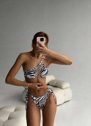 Неймовірний анімалістичний купальник на завʼязках з асиметричним бюстом та вставками сіточки3 фото