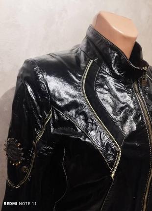 Ультрамодная куртка из глянцевой кожи культового итальянского бренда roberto cavalli3 фото