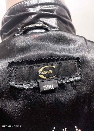 Ультрамодная куртка из глянцевой кожи культового итальянского бренда roberto cavalli9 фото