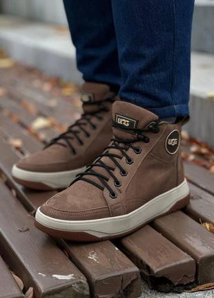 Зимові черевики ugg коричневі з білою підошвою