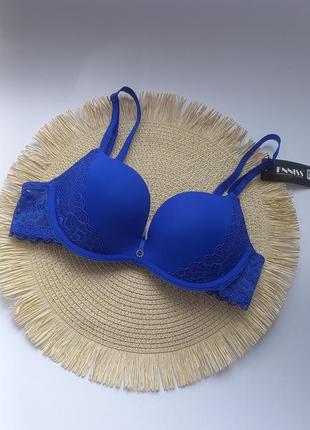 Яскравий бюстик на чашку в