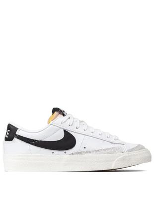 Nike blazer low white