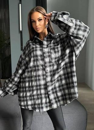 Сорочка в стилі balenciaga в клітинку тепла довга широка чорно біла