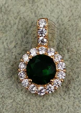 Кулон xuping jewelry круглий зелений камінь в обідку з фіанітів 2.3 см золотистий