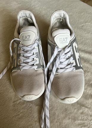 Кросівки жіночі