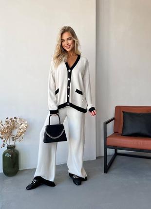 Трикотажний костюм-двійка що складається з джемпера вільного крою та трендових палаццо
