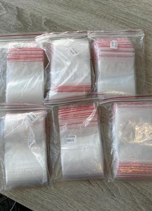 Пакет із замком zip-lock для зберігання та перенесення дрібних предметів