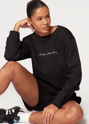 Чорний світшот оверсайз prettylittlething