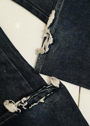 Оригинальные синие джинсы с потертым низом karen millen м3 фото