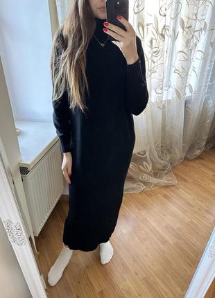 Вязаное вискозное платье миди длиной под горло с горловиной