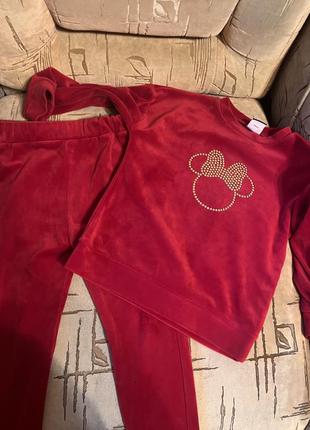 Красивый велюровый костюмчик