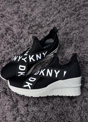 Кроссовки dkny на низкой платформе2 фото