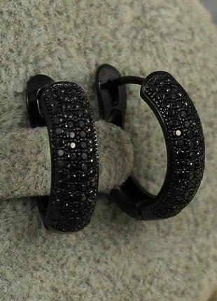 Серьги  xuping jewelry широкое колечко из камешков черное покрытие блэк ган 1.7 см