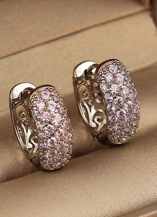 Сережки кільця хuping jewelry опуклі з камінням ззаду візерунок 1.8 см сріблясті2 фото